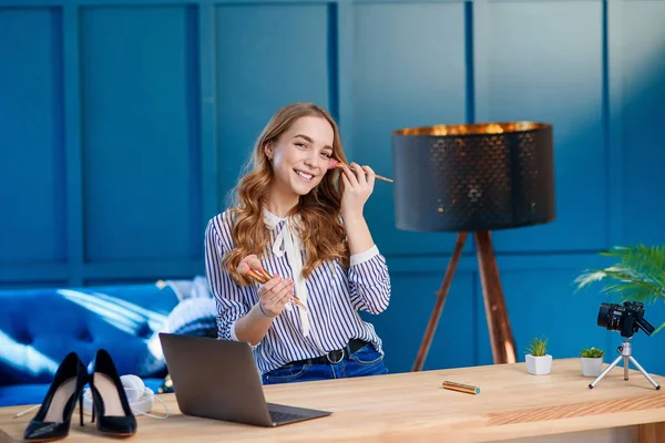 Çekici moda blogger kayıt öğretici video nasıl eğilim makyaj yapma.