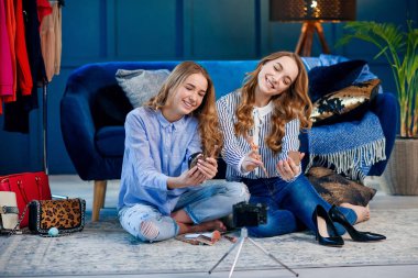 En iyi kozmetik ürün kayıt video vlog hakkında söylüyorum Çekici kafkas kadın.