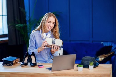 Yakışıklı kadın blogger moda hakkında blog çekim yaparken iki çanta tartışıyor.