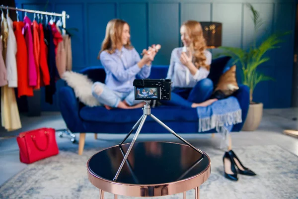 Güzellik günlüğü için öğretici video makyaj iki yakışıklı genç kadın kayıt.