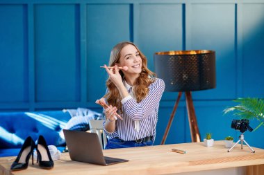 Çekici moda blogger kayıt öğretici video nasıl eğilim makyaj yapma.