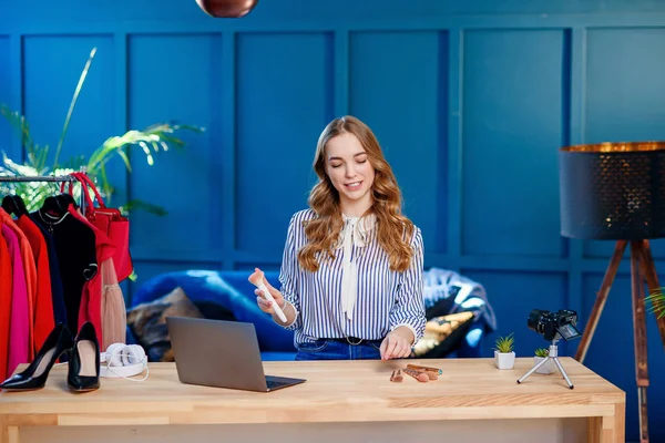 Joven mujer atractiva grabación tutorial de vídeo en la moderna habitación azul . —  Fotos de Stock