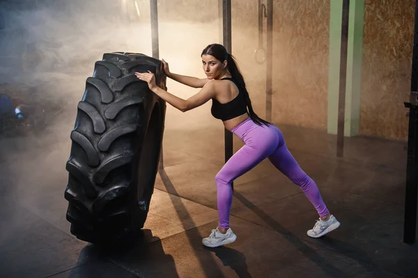 Hombre musculoso fuerte con martillo en el hombro . — Foto de Stock