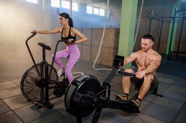 Spor salonunda eğitim sırasında Kafkas spor adam ve kadın.