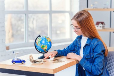 Üzgün kız, tasarruflarını ve seyahatler ve kendi araçları yla ilgili hayallerini sayar. Tasarruf parası kavramı.