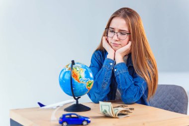 Üzgün kız, tasarruflarını ve seyahatler ve kendi araçları yla ilgili hayallerini sayar. Tasarruf parası kavramı.