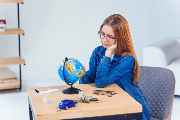 Üzgün kız, tasarruflarını ve seyahatler ve kendi araçları yla ilgili hayallerini sayar. Tasarruf parası kavramı.