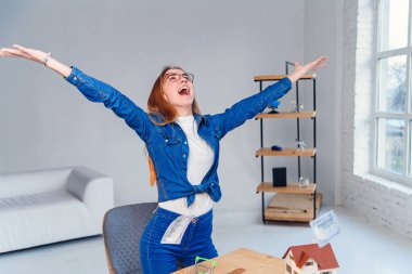 Şık gözlük güzel kız beyaz oda arka planda para atar. Seyahat konsepti