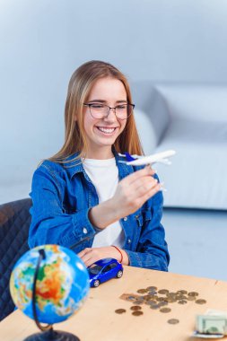 Genç güzel kadın dünya çapında hava uçağı modeli hareketli ve yurtdışında gelecekteki tatil hakkında hayal.