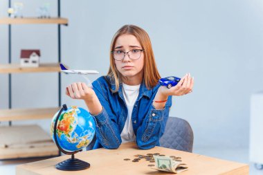 Güzel bir kızın seyahat etmek için uçak ve araba arasında zor bir seçimi vardır..