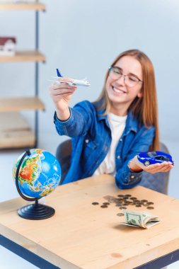 Mutlu güzel kız seyahat için daha iyi bir araç olarak bir uçak seçiyor..