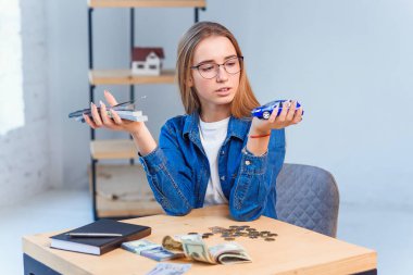 Güzel genç bir kadın kendi arabasını almak için para biriktiriyor..