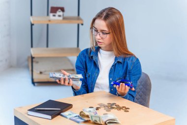 Güzel genç bir kadın kendi arabasını almak için para biriktiriyor..