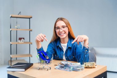 Üzgün kız, tasarruflarını ve seyahatler ve kendi araçları yla ilgili hayallerini sayar. Gezi, araba veya eğitim için tasarruf kavramı.