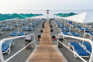 Engelliler için oturma alanı olan plaj..