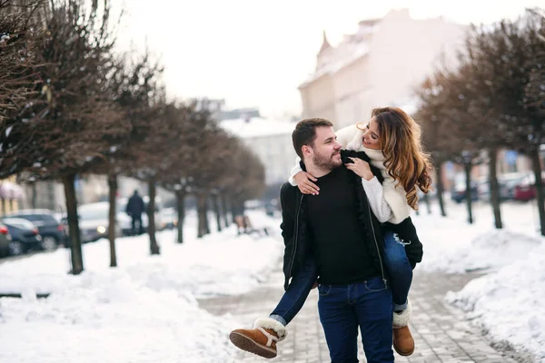 Νεαρό ζευγάρι σε φυσικό χειμώνα φόντο που αγαπούν. Πρωτοχρονιά και τα Χριστούγεννα. — Φωτογραφία Αρχείου
