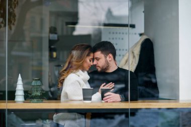 Güzel beyaz bir çift buluşmada kahve içer ve birlikte eğlenir..