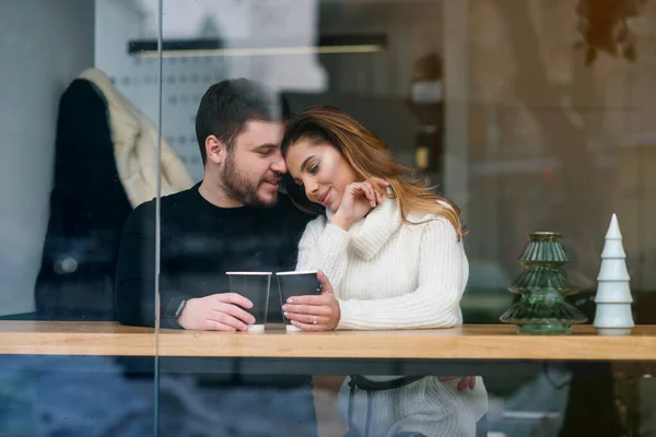 Beautiful caucasian couple drink coffee on a date, and having fun together. — Stock Photo, Image