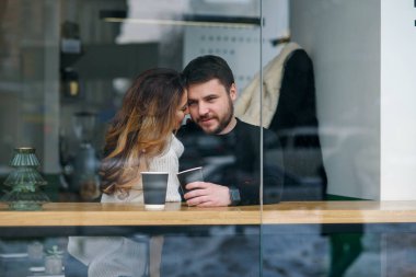Güzel beyaz bir çift buluşmada kahve içer ve birlikte eğlenir..
