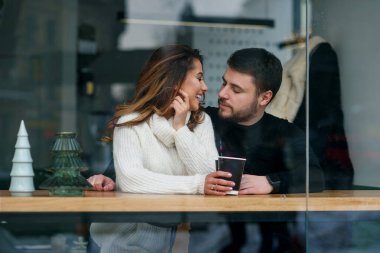 Kafeteryada birbirine aşık güzel beyaz bir çift kahve içiyor. Aşk ve romantik konsept.