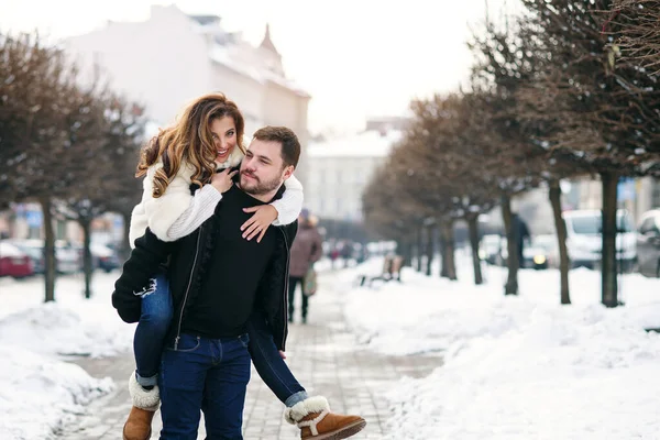 Jeune couple amoureux sur fond d'hiver naturel. Nouvel An et Noël . — Photo