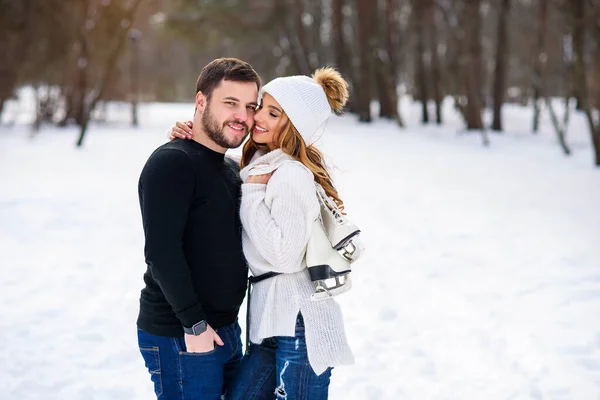 Beau couple amoureux s'embrasser tout en marchant dans un parc d'hiver . — Photo