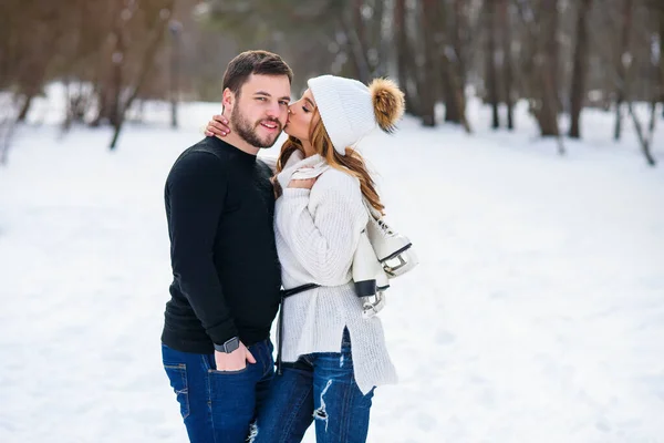 Beau couple amoureux s'embrasser tout en marchant dans un parc d'hiver . — Photo