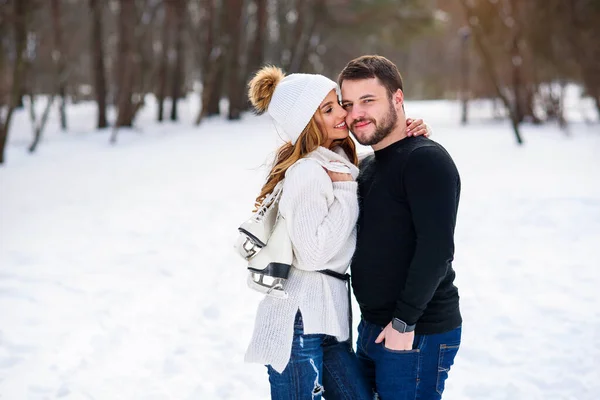 Beau couple amoureux s'embrasser tout en marchant dans un parc d'hiver . — Photo