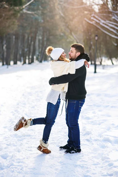 Krásný pár v lásce objímání navzájem při procházce v zimním parku. — Stock fotografie