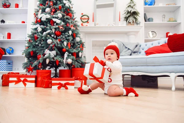 Criança encantadora tem caixa de presente de Natal. Conceito de feriados de Natal . — Fotografia de Stock