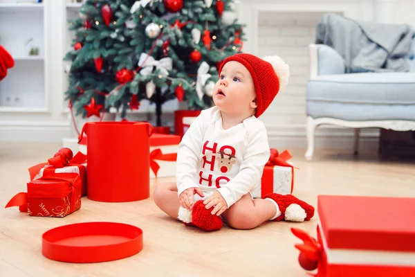 Criança encantadora tem caixa de presente de Natal. Conceito de feriados de Natal . — Fotografia de Stock