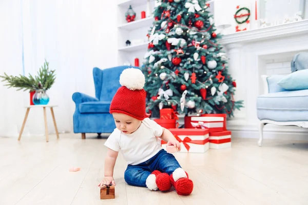 Menino usado em roupas festivas brincando com caixa de presente de Natal. Conceito de Natal e feriados de Ano Novo . — Fotografia de Stock