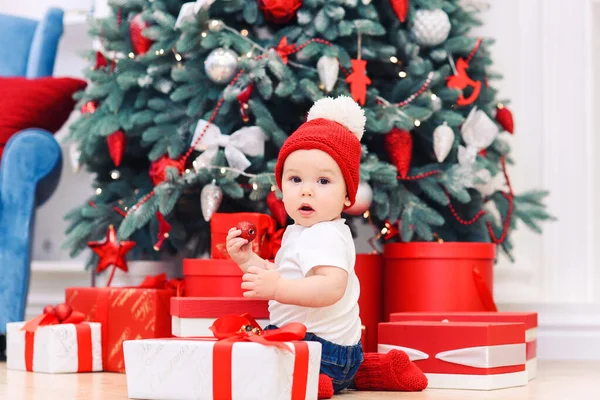 Menino usado em roupas festivas brincando com caixa de presente de Natal. Conceito de Natal e feriados de Ano Novo . — Fotografia de Stock