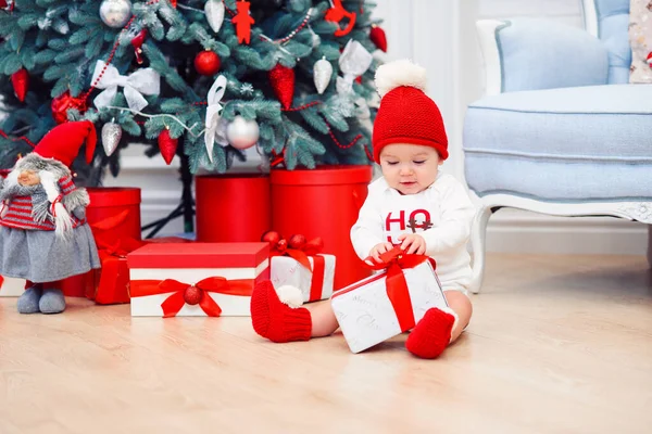 Bébé fille drôle déballage boîte cadeau de Noël. Joyeux Noël et bonne année . — Photo