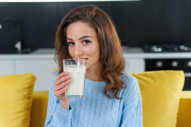 mutlu işkadını onun kanepe, kahve içme