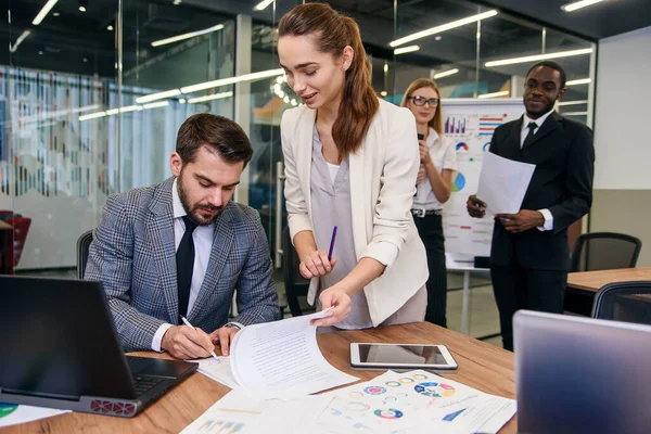 Primer plano guapo empresario firmar el concepto de acuerdo de asociación. Hombre centrado en poner la firma, concluyendo el contrato oficial en la reunión. Hombre empresario haciendo negocio rentable . — Foto de Stock