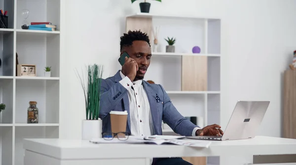 Werknemer maakt zakelijk gesprek gericht op laptop op zijn werkplek. Zwarte zakenman consulting klant, het bespreken van financieel verslag. Contract onderhandelingen en discussie concept — Stockfoto