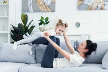 Anne ve kızı oturma odasında kanepede yatıyorlar..