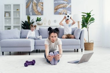Anne kızıyla meditasyon yaparken enerjik bir çocuk oyun oynuyor, anne evde yoga egzersizi yapıyor ve küçük yaramaz çocukla stres atağı yapıyor. 4k video görüntüsü yavaş çekim