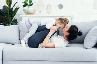 Anne ve kızı oturma odasında kanepede yatıyorlar..