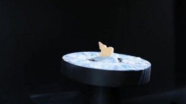 Diş teknisyeni, üç boyutlu yüzey tarayıcılarında bir diş kalıbını tarıyor..