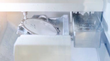 Zirkonun modern ekipmanlarıyla yapılmış diş fırçası..