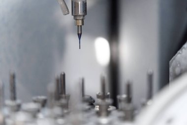 Diş değirmeni makinesinin fotoğrafını kapat. Modern diş laboratuarında yüksek teknoloji ekipmanlarıyla dişçilik..