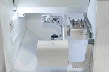 Diş protezi ve taçlar için son derece modern bir diş laboratuvarında bilgisayar destekli diş imalathanesi..