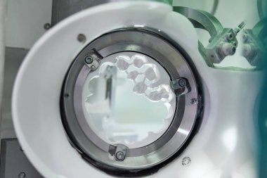 Zirkonun modern ekipmanlarıyla yapılmış diş fırçası..