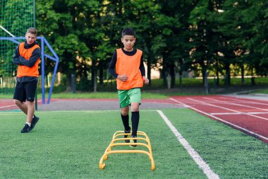 Önemli bir maçtan önce takım çalışması sırasında futbol oynayan çocuklar. Gençlik futbol takımı için antrenmanlar..