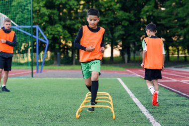 Önemli bir maçtan önce takım çalışması sırasında futbol oynayan çocuklar. Gençlik futbol takımı için antrenmanlar..