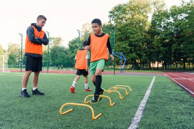 Önemli bir maçtan önce takım çalışması sırasında futbol oynayan çocuklar. Gençlik futbol takımı için antrenmanlar..