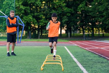 Önemli bir maçtan önce takım çalışması sırasında futbol oynayan çocuklar. Gençlik futbol takımı için antrenmanlar..