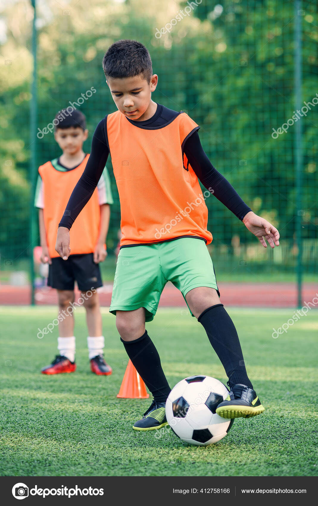 Pequeno Jogador Futebol Chutando Uma Bola Jogo Treinamento Campo